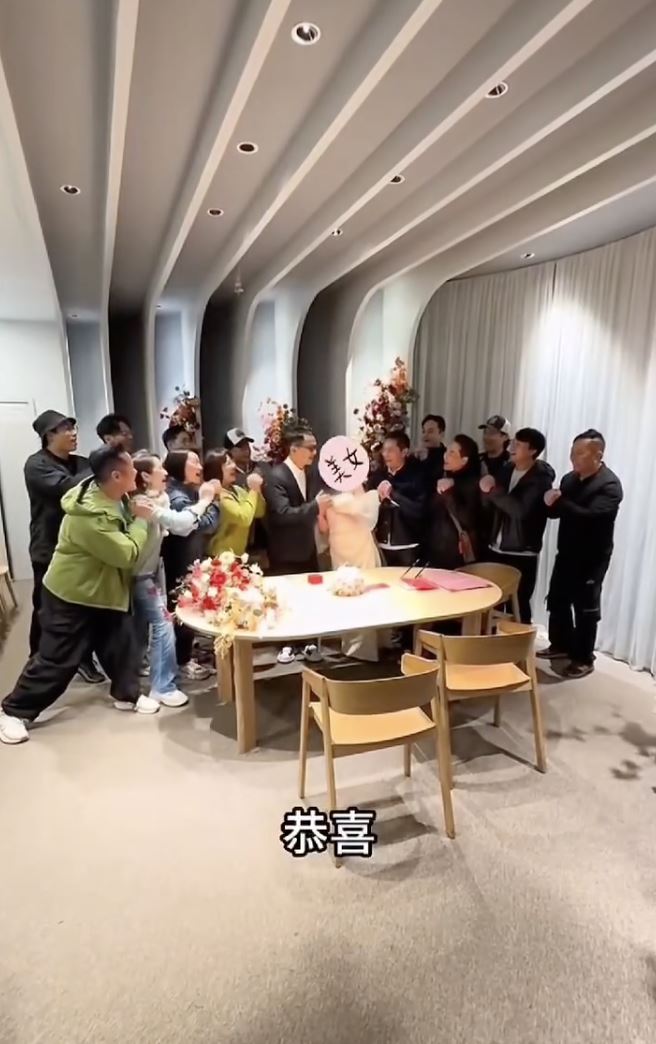 邵卓堯今年三月與年輕女友再婚梅開二度，還請來藝人好友歐瑞偉擔任證婚人。（圖／翻攝自IG @au_siu_wai）