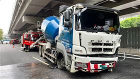 台北市南京東路六段潭美公園旁，今天（2日）上午10時許發生一起嚴重交通事故，一輛水泥預拌車和一輛機車不明原因發生碰撞，機車女騎士（約50歲）連人帶車捲入水泥預拌車底，且被拖行近百公尺，警消人員獲報到場搶救受困騎士，傷者被被出時已無呼吸心跳，已送醫急救，詳細肇事原因仍待調查釐清。