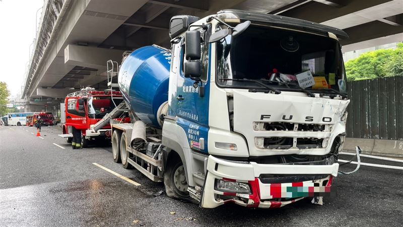 機車女騎士遭捲入水泥預拌車底拖行近百公尺。（圖／翻攝畫面）