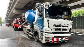 水泥車撞機車　女騎士遭拖行百米慘死
