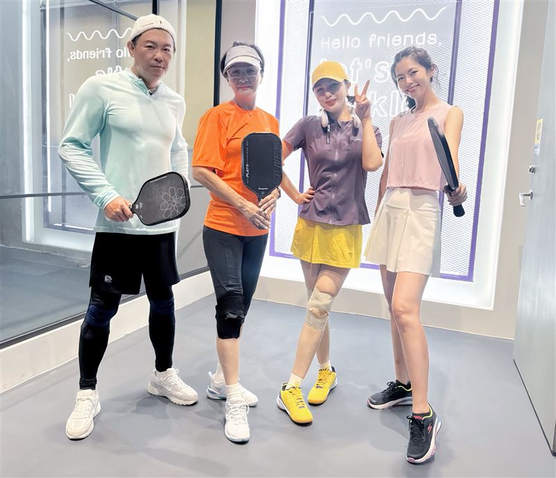 曾國城（左起）、方芳芳、利菁、任容萱到中和打球（圖／翻攝自利菁臉書）
