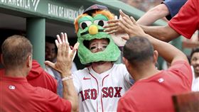 「故事哥」史托瑞（Trevor Story）擊出打中右外野標竿的全壘打。（圖／美聯社／達志影像）