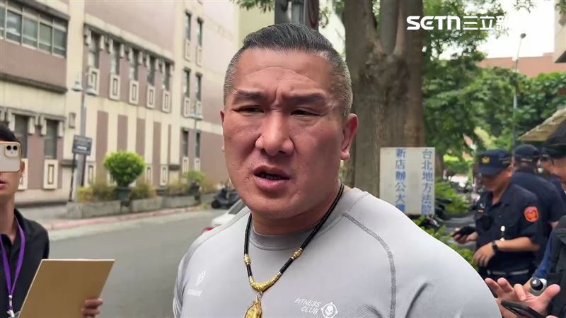 館長陳之漢趁京華城弊案休庭時離開旁聽席。（圖／翻攝畫面）