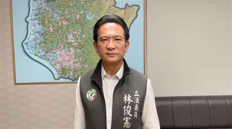 民進黨立委林俊憲直言，洪秀柱參加中共九三閱兵，國家法律不允許，人民也絕對不會接受。（圖／林俊憲辦公室提供）