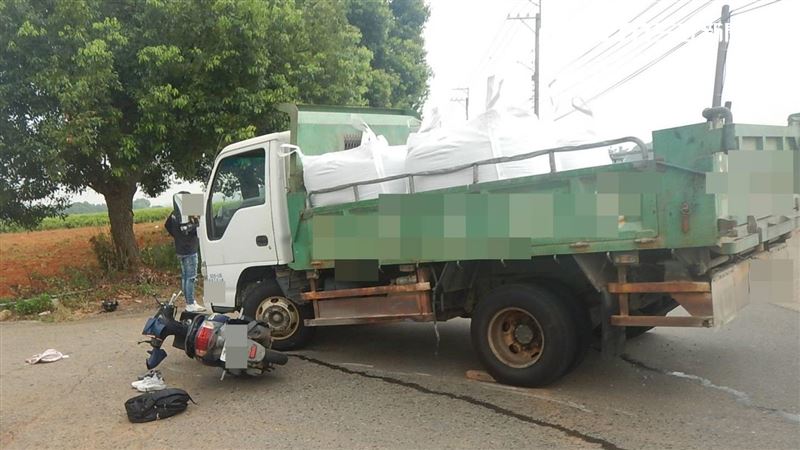 台中大雅區清泉路月下老人廟附近發生嚴重車禍，騎士手卡機車龍頭，送醫不治。（圖／翻攝畫面）