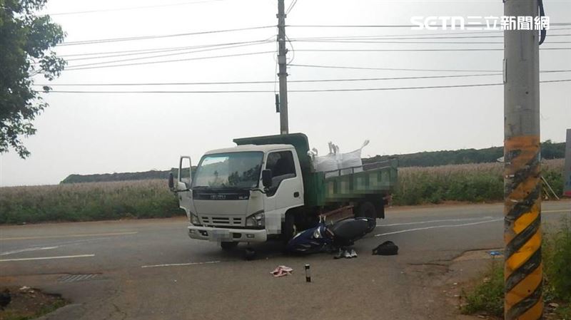 74歲李翁騎車載70歲蘇婦，打算從貨車左後方超車時，與左轉貨車發生碰撞。（圖／翻攝畫面）