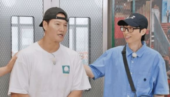 劉在錫（右）被金鍾國（左）點名擔任婚禮主持人。（圖／翻攝自SBS　Running Man）