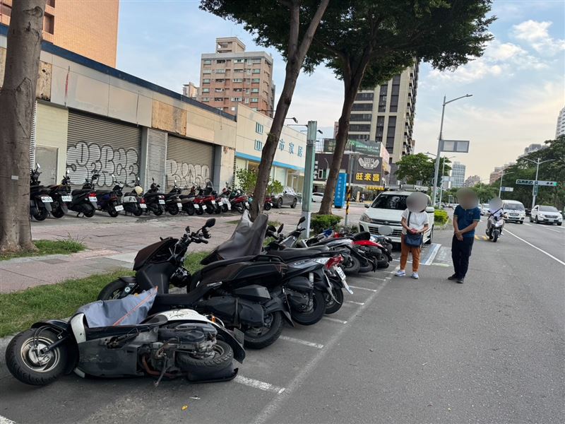 王姓男子因心情不好，在左營區博愛路邊推倒15輛機車。（圖／翻攝畫面）