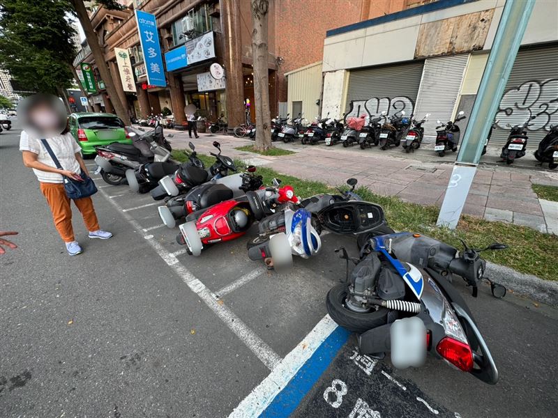車主接獲通知前來時，又崩潰又無奈。（圖／翻攝畫面）