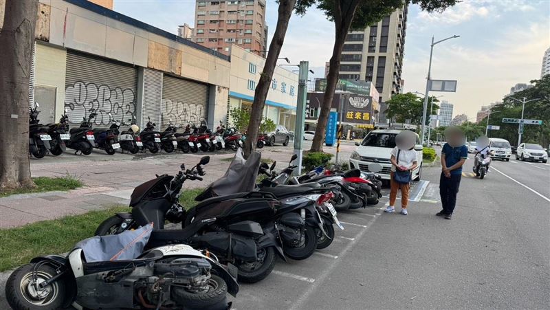 白目男推倒機車！理由讓人拳頭硬了