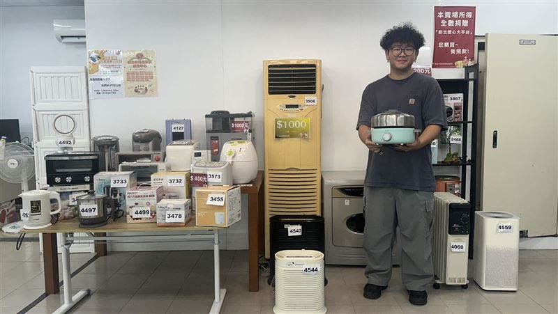 新北市114年度再生家具將於9/4、9/13 2日展示銷售，因應開學季，凡出示學生證即享消費500元現折100元活動。（圖／新北環保局提供）
