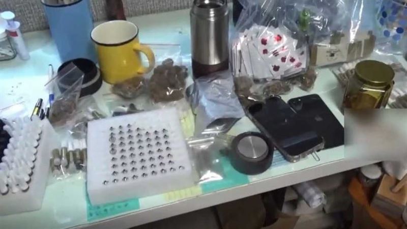汐止警方盤查逮獲毒蟲施競堯，溯源破獲吳姓藥腳的家庭毒品加工廠。（圖／翻攝畫面）