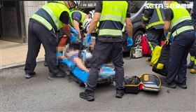 陳婦被救出準備送醫。（圖／記者莊淇鈞攝影）