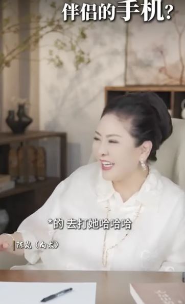陳嵐透露，曾經在一次聚會中，有位女明星與向華強握手時，偷偷摳了他的手心示好，陳嵐當下火冒三丈，甚至開玩笑表示「想搧她兩巴掌」。（圖／翻攝自向太微博）