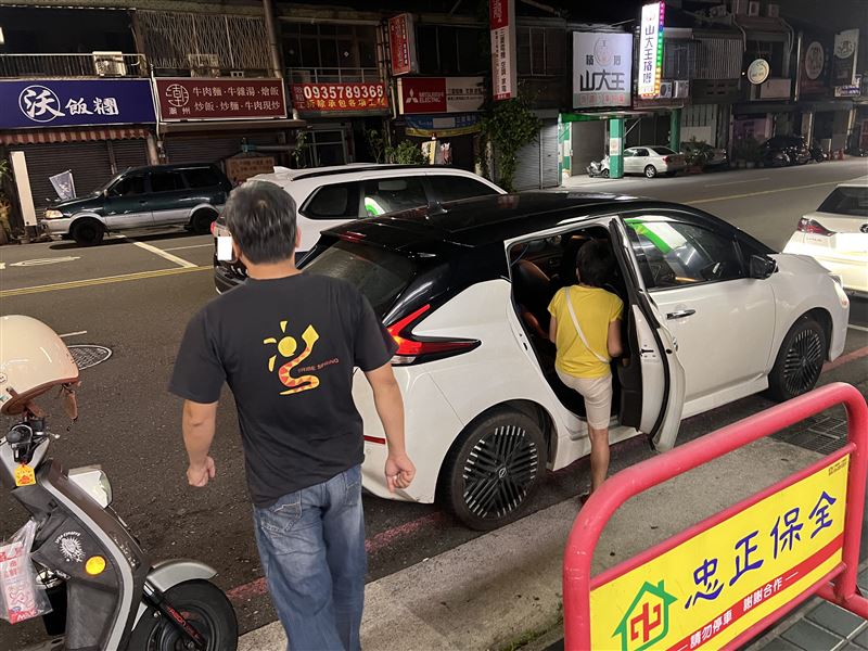 台中小兄弟為了玩最新遊戲機台《寶可夢明耀之星》深夜奔6超商，父接通知到場接回。（圖／翻攝畫面）