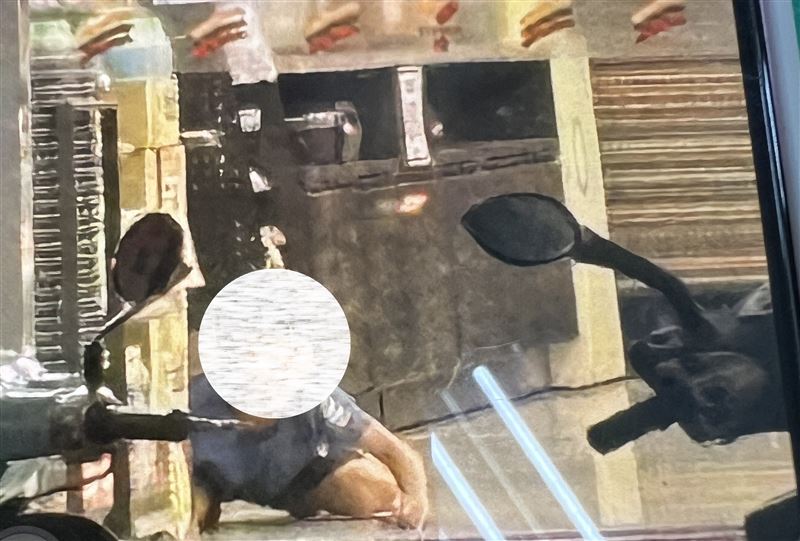 10、8歲小兄弟深夜時在尋找遊戲機台，超商店員立即通報警方，協助尋回2人。（圖／翻攝畫面）