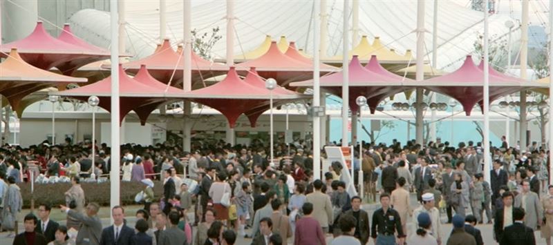 中華民國國旗飄揚日本！55年前台灣老電影《萬博追蹤》轟動日本。20歲翁倩玉美麗清秀靈動爆表。（圖／翻攝自《萬博追踪》、國家影視聽中心提供）