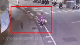 街友胡男把黑狗偷走。（圖／翻攝畫面）