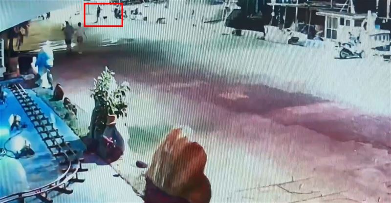 街友胡男把黑狗偷走。（圖／翻攝畫面）