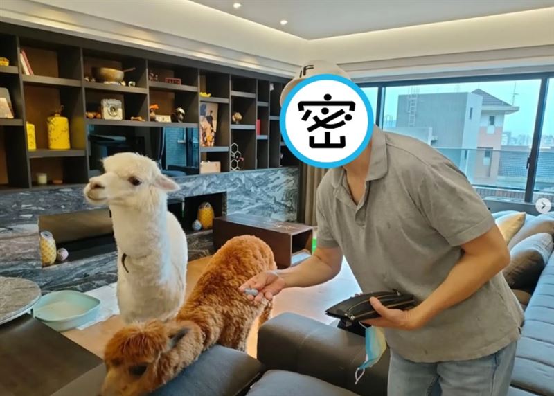 昔日中視一哥姜厚任，日前在70歲壽宴驚現「筷子戳頸」絕活。（翻攝自instagram@jiang_hou_ren）