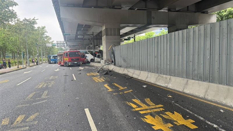 龔姓女騎士卡在水泥車底被拖行百公尺。（圖／翻攝畫面）