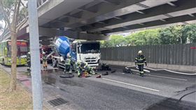台北市內湖區潭美公園旁今天（2日）上午10時許發生一起死亡車禍，龔姓女子騎車行經南京東路六段368巷口時，遭一輛水泥預拌車撞擊，女騎士被拖行百公尺，經送醫急救仍不治，驚悚車禍瞬間全被路口監視器拍下。