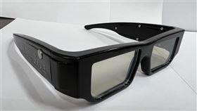 全球第一支具量產性的「梯度折射率液晶眼鏡」。（圖／國科會提供）