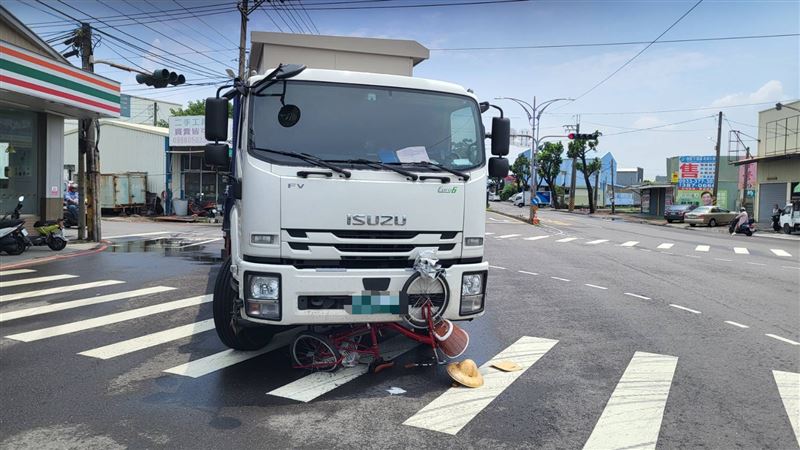 大貨車死角看不清，當場將78歲老翁撞倒受困車底。（圖／翻攝畫面）