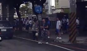 台中公車開學日出包！2班次司機「睡過頭+住院」　70學生苦等畫面曝光