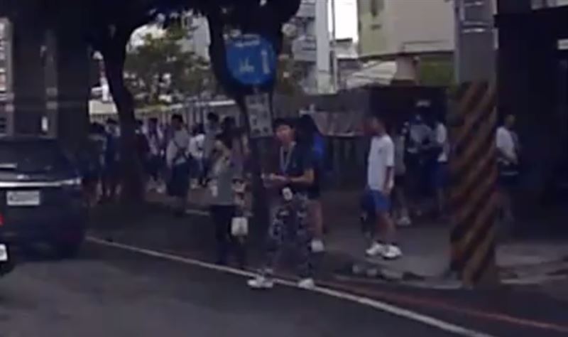 公車司機「睡過頭+住院」70學生無奈苦等