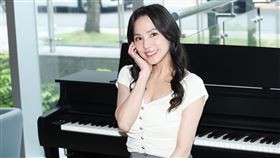 熊熊接下新節目主持。（圖／《戀愛熊天秤》提供）