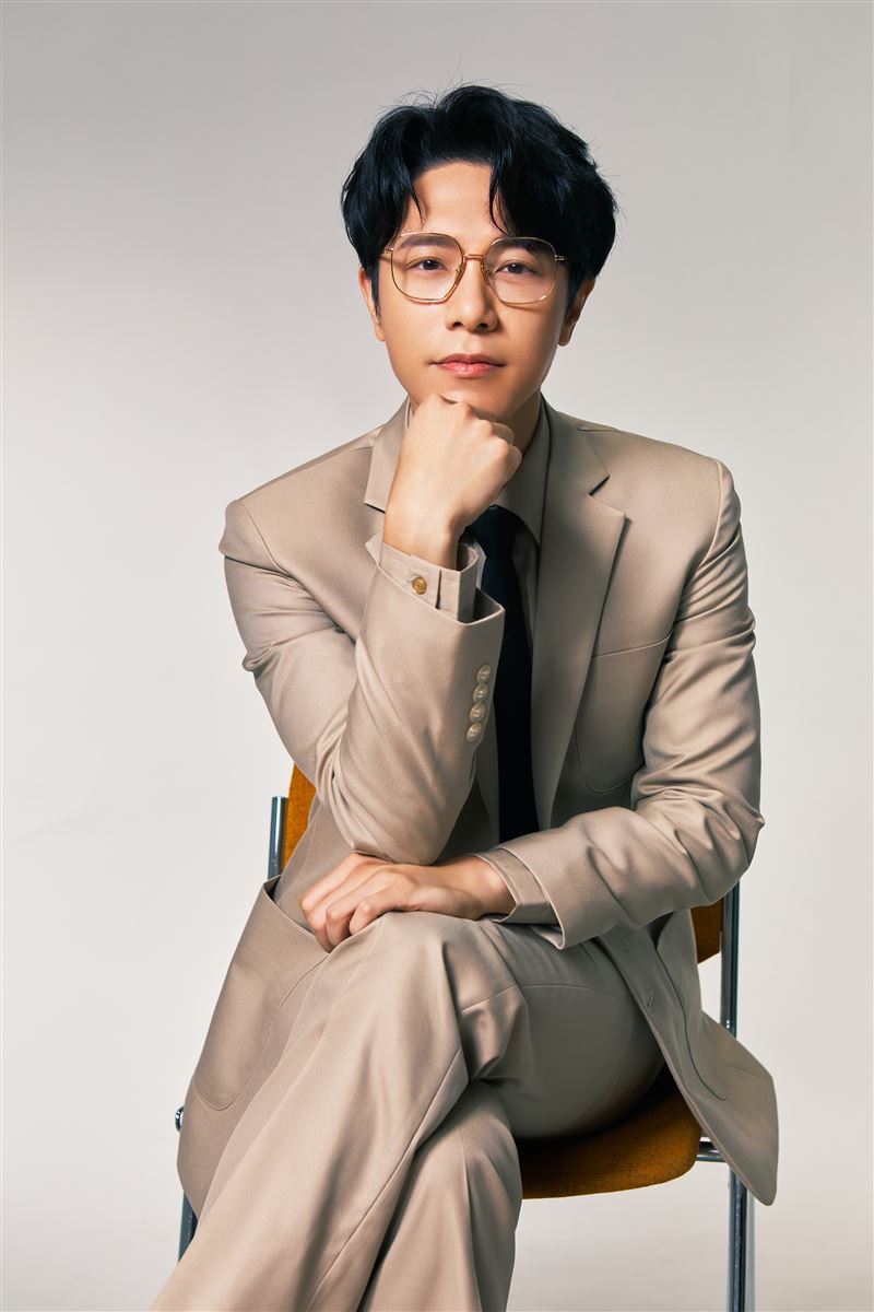 韋禮安以文藝造型詮釋〈不變〉。（圖／索尼音樂提供）