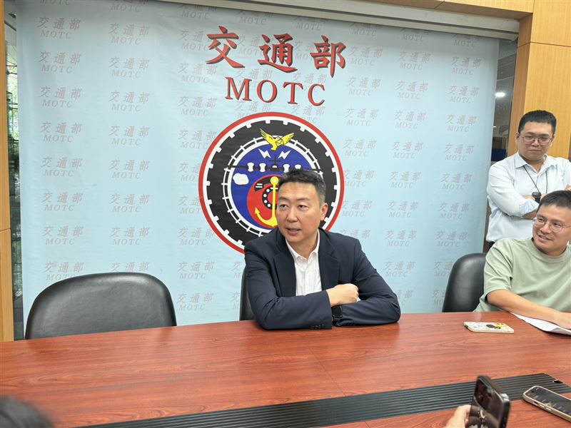 交通部長陳世凱上任滿週年，2日特地到交通部記者室，與媒體「閒聊」卻也談了不少政策重點。（圖／記者李育道攝影）