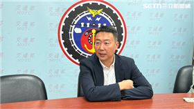 交通部長陳世凱上任滿週年，2日特地到交通部記者室，與媒體「閒聊」卻也談了不少政策重點。（圖／記者李育道攝影）