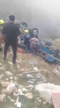 日網瘋傳疑似當地車禍畫面，藍色車輛翻覆。（圖／翻攝自X）