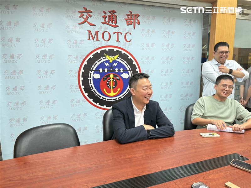 交通部長陳世凱剪了短髮，笑說「很排斥下來，因為人家都說剛剪完頭髮醜三天，但最後還是決定下來跟大家聊聊了」至於為何剃得這麼短，他說因為白髮變多了，又不想染頭髮，因此才會剪更短。（圖／記者李育道攝影）