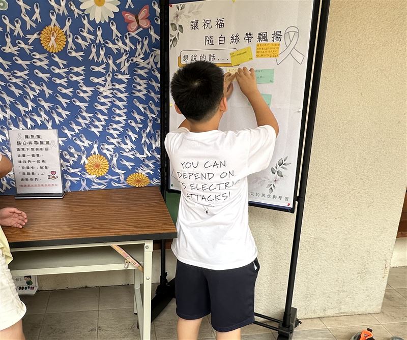 中壢火警釀悲劇 國小白絲帶飄揚獻上思念 其中黃女的兒女就讀普仁國小,校方今舉辦追思會。(圖/翻攝畫面)