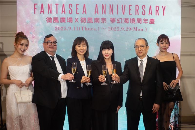 微風集團策略長廖曉喬率眾主管，喊出週年慶業績目標58億。(圖／微風提供）