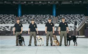 K9軍犬與訓練師合照。（圖／文化總會提供）