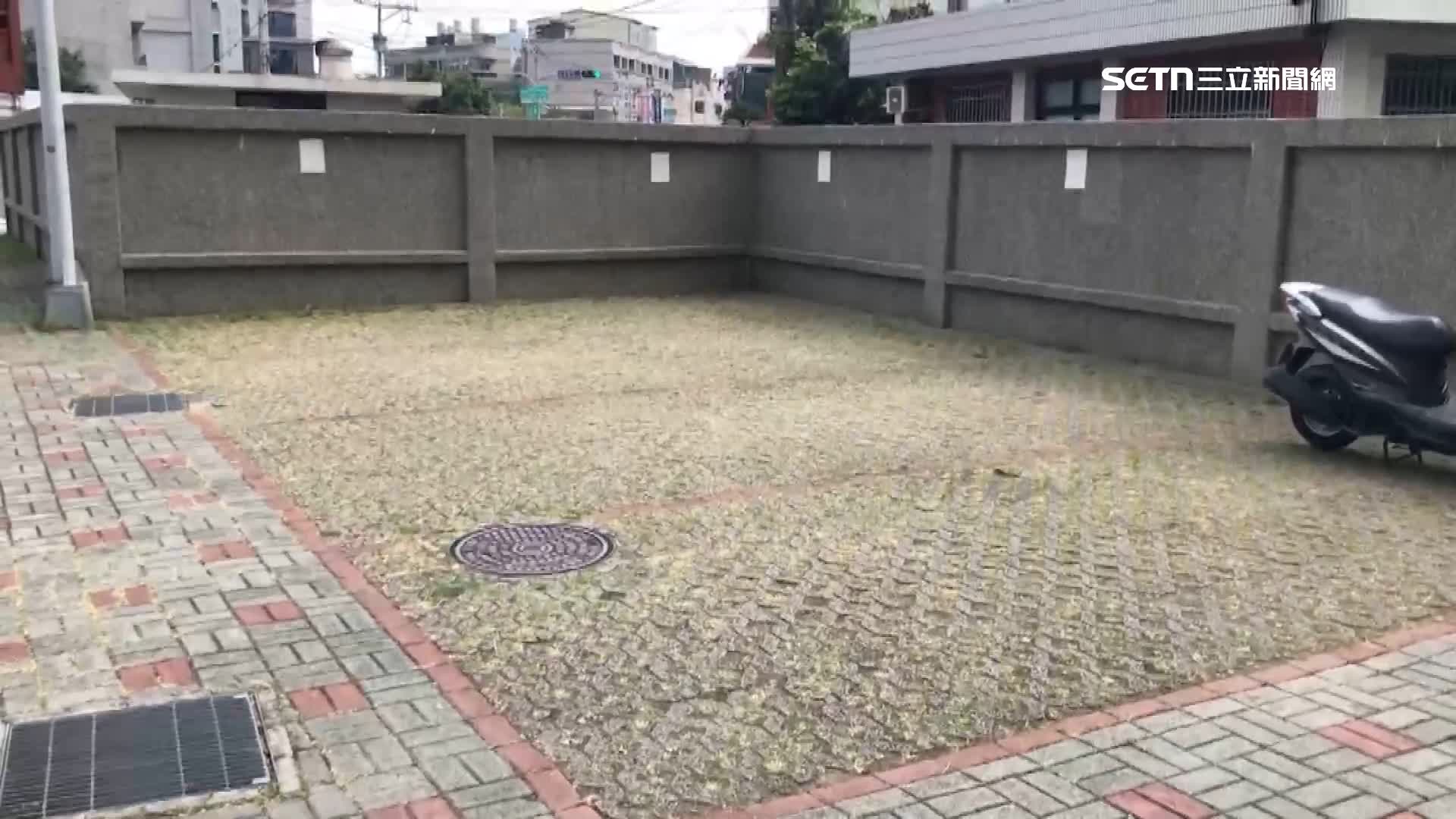 人行道當專用出入車道法令上屬於違規，恐怕還得加以改善
