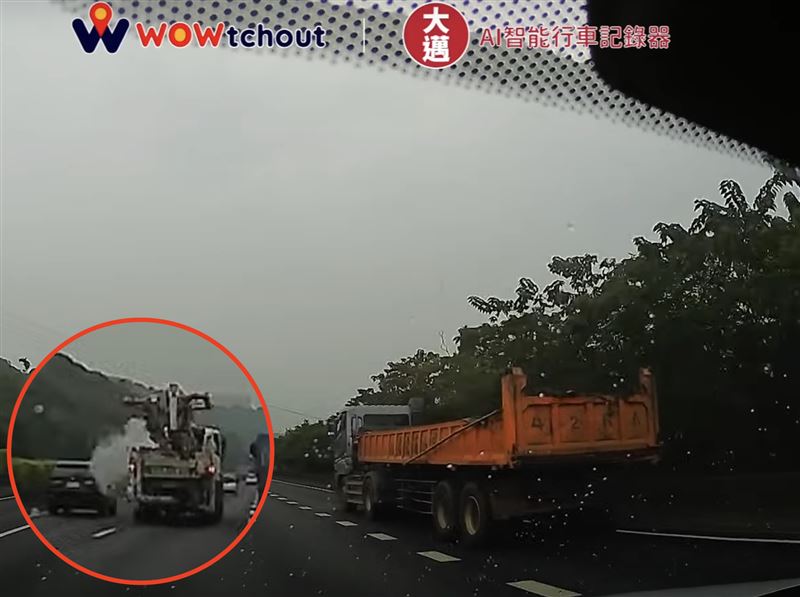 大貨車突然爆胎，撞擊內側車道的BMW休旅車。（圖／翻攝自WoWtchout - 地圖型行車影像分享平台 YT）