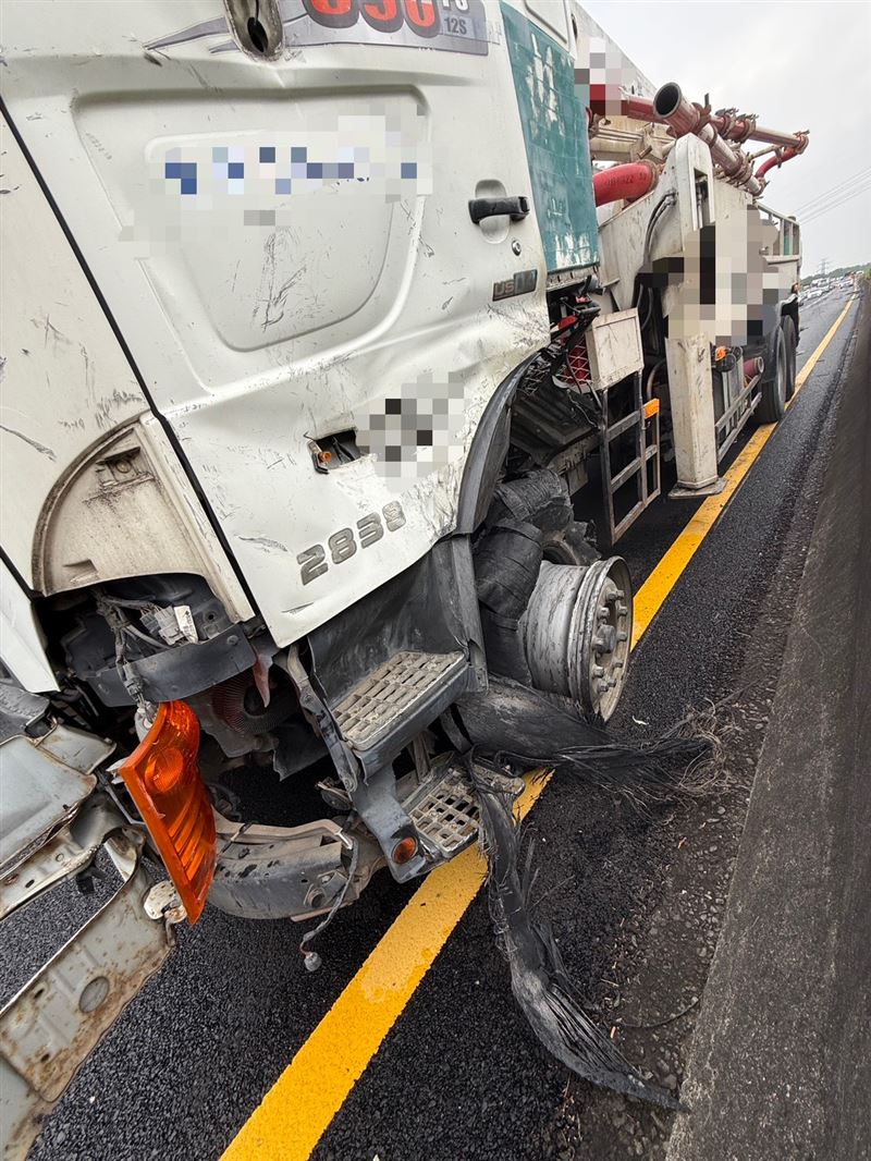 大貨車左前車輪炸開。（圖／翻攝畫面）