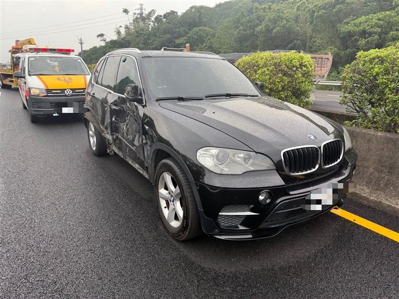 BMW休旅車右側車門幾乎全毀。（圖／翻攝畫面）