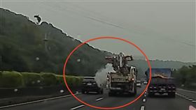 國道,爆胎,BMW,輪胎皮（圖／翻攝自WoWtchout - 地圖型行車影像分享平台 YT）