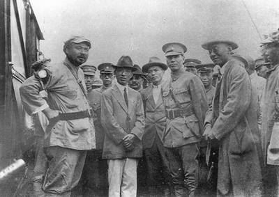 馮玉祥（左1）與蔣介石（右3）會面，1927年。（圖／翻攝自維基百科）