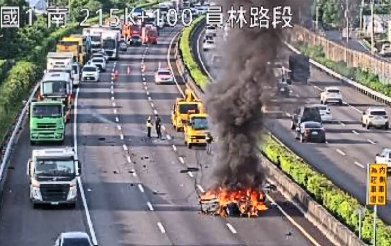 國1彰化員林路段發生4車追撞事故，引發火燒車，1人受困車內慘死。（圖／翻攝高速公路1968）