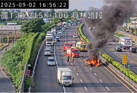 國道追撞車禍引發火燒車，1駕駛逃生不及，慘遭活活燒死。（圖／翻攝高速公路1968）