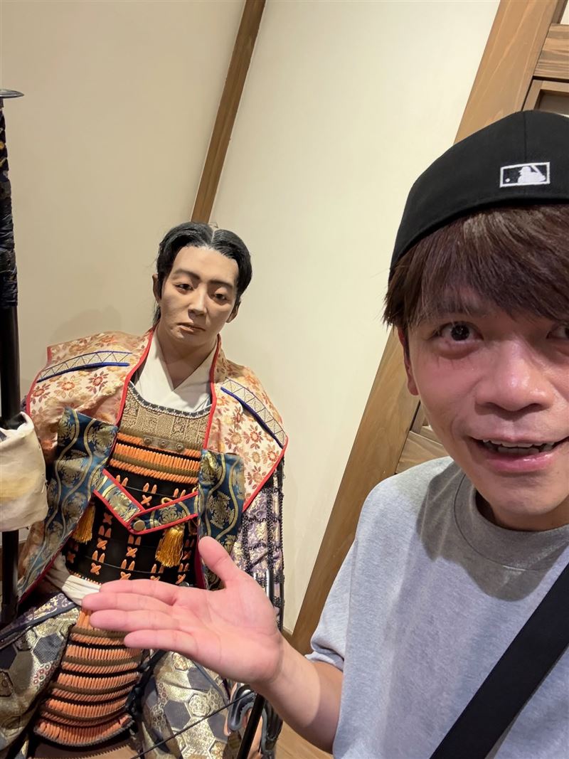 武士像和賴清德一樣都留著中分髮型。（圖／翻攝自蔡阿嘎Threads）