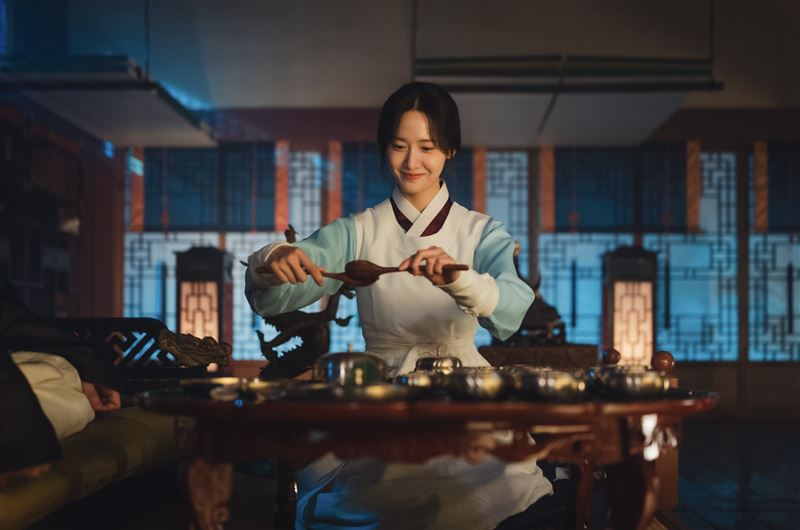 潤娥化身廚藝高超的廚師。（圖／Netflix提供）