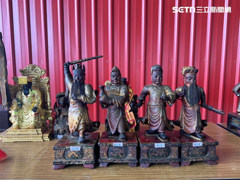 主委砸了108萬元找廠商修復34尊神像，主張長期煙燻下，神像面容蟲蛀、木胎外露。（圖／翻攝自美濃輔天五榖宮臉書）